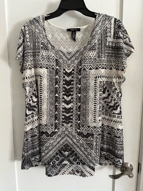 Style & Co. Black and White Geometric Print Short Sleeve Blouse